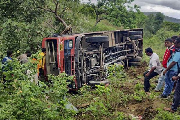 Maharashtra: ಬಸ್ ಪಲ್ಟಿ; ಕನಿಷ್ಠ 10 ಮಂದಿಗೆ ಗಾಯ