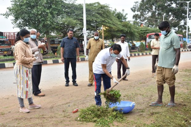 ಬೆಳ್ಳಂಬೆಳಗ್ಗೆ ಸ್ವಚ್ಛತಾ ಕಾರ್ಯಕ್ಕೆ ಇಳಿದ ಚಿಕ್ಕಬಳ್ಳಾಪುರ ಜಿಲ್ಲಾಧಿಕಾರಿ…