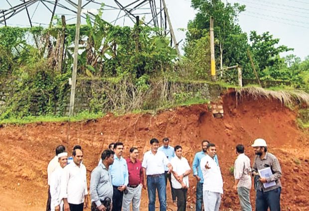 ಗಡಿಯಾರದಲ್ಲಿ ಹೆದ್ದಾರಿಗಾಗಿ ಗುಡ್ಡ ಅಗೆತ: ಶಾಲೆ, ವಿದ್ಯುತ್‌ ಟವರ್‌ಗೆ ಅಪಾಯ