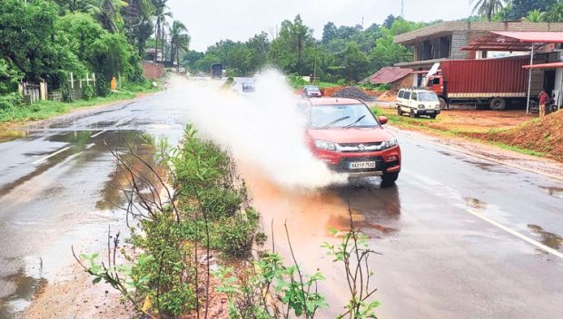 ಪುತ್ತೂರು-ಉಪ್ಪಿನಂಗಡಿ ರಾಜ್ಯ ಹೆದ್ದಾರಿ: ಕಂಡಲ್ಲೆಲ್ಲ ಗುಂಡಿ,ಹೋದಲ್ಲೆಲ್ಲ ಕೆಸರು