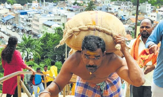 125 ಕೆ.ಜಿ.ಮೂಟೆ ಹೊತ್ತು ಗೊಮ್ಮಟೇಶ್ವರನ ಬೆಟ್ಟ ಹತ್ತಿದ!  