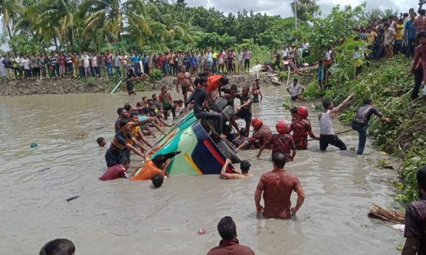 Bangladesh: ಹೊಂಡಕ್ಕೆ ಉರುಳಿದ ಬಸ್; ಮಕ್ಕಳು ಸೇರಿ 17 ಮಂದಿ ದುರ್ಮರಣ