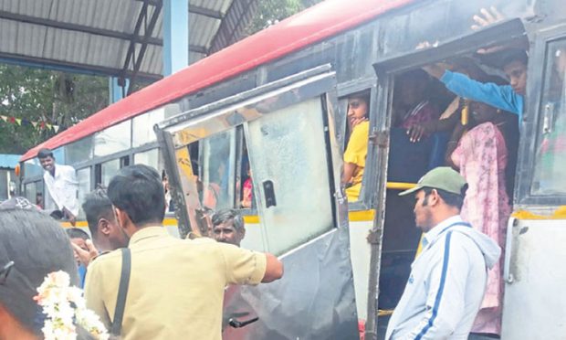 ಶಕ್ತಿ ಯೋಜನೆ: ನಾರಿ ಶಕ್ತಿಗೆ ಮುರಿದ ಬಸ್‌ ಬಾಗಿಲು!