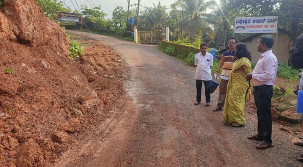 ನೆರೆ ಪ್ರದೇಶಗಳಿಗೆ ಹಠಾತ್ ಭೇಟಿ ನೀಡಿದ ಉ.ಕನ್ನಡ ಜಿಲ್ಲಾಧಿಕಾರಿ: ಆಡಳಿತ ಯಂತ್ರದ ಪರಿಶೀಲನೆ