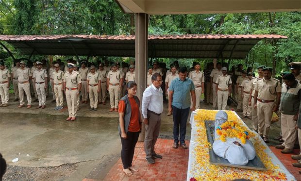 ಮೃತ ಡಿ.ಆರ್.ಎಫ್.ಓ ಯೋಗೇಶ್ ನಾಯ್ಕ ಅವರಿಗೆ ಅರಣ್ಯ ಇಲಾಖೆಯ ವತಿಯಿಂದ ಅಂತಿಮ ಗೌರವ ಸಲ್ಲಿಕೆ