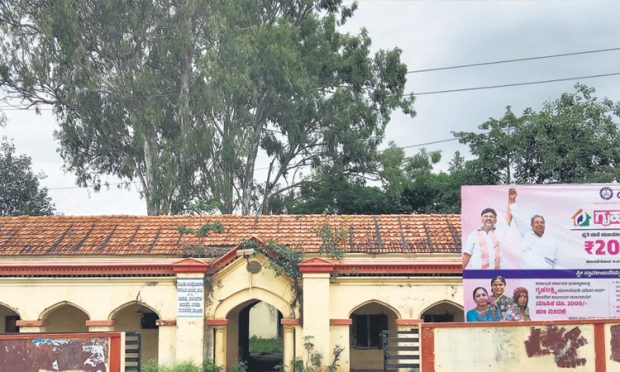 Old taluk office: ಶಿಥಿಲಾವಸ್ಥೆಗೆ ತಲುಪಿದ ಹಳೇ ತಾಲೂಕು ಕಚೇರಿ