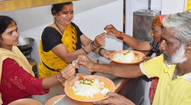 Roti Ghar..:  ಅನ್ನ ದೇವರ ಮುಂದೆ ಇನ್ನು ದೇವರು ಉಂಟೆ? ಒಂದು ರುಪಾಯಿಗೆ ಫುಲ್‌ ಮೀಲ್ಸ್‌!