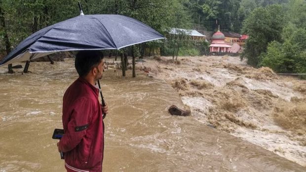 Uttarakhand ಭೂಕುಸಿತಕ್ಕೆ 4 ಮೃತ್ಯು, ಹಿಮಾಚಲದಲ್ಲಿ ಭಾರೀ ಮಳೆ ನಿರೀಕ್ಷೆ, ಶಾಲೆಗಳಿಗೆ ರಜೆ