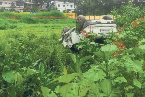 Road Mishap ಕಾರ್ನಾಡು: ಢಿಕ್ಕಿ; ರಸ್ತೆ ಬದಿ ಉರುಳಿ ಬಿದ್ದ ಕಾರು