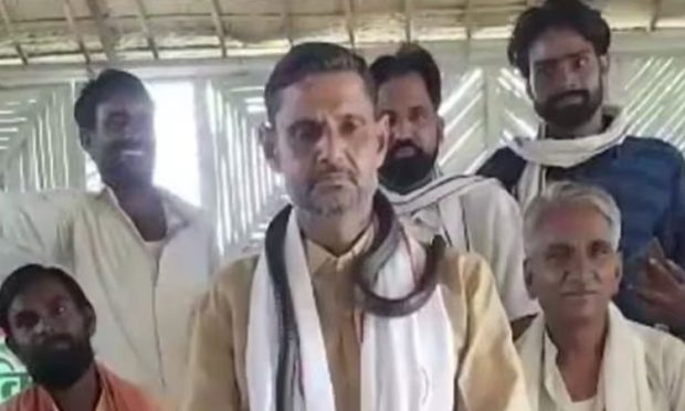 MLA: ಹುಟ್ಟುಹಬ್ಬದ ಪ್ರಯುಕ್ತ ಜೀವಂತ ಹಾವನ್ನೇ ಕುತ್ತಿಗೆಗೆ ಸುತ್ತಿಕೊಂಡು ಬಂದ ಶಾಸಕ.!