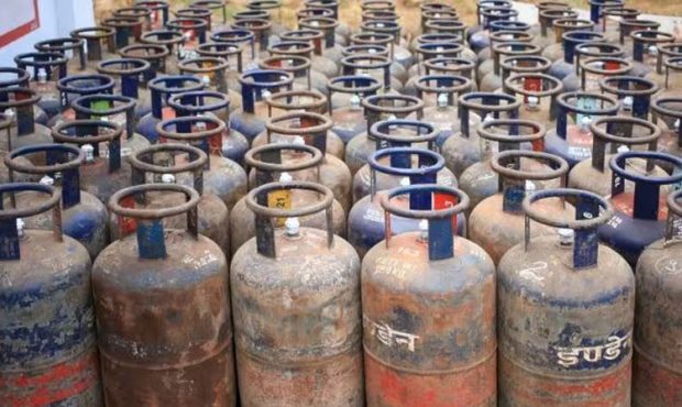 LPG Price: ವಾಣಿಜ್ಯ ಗ್ಯಾಸ್‌ ಸಿಲಿಂಡರ್‌ ಬೆಲೆ 158 ರೂ. ಇಳಿಕೆ