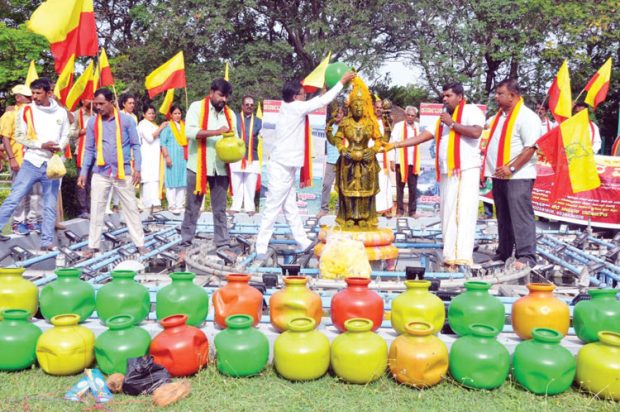 Cauvery ಕಿಚ್ಚು: ಮುಂದುವರಿದ ಜನಾಕ್ರೋಶ: ಹಲವರ ಬಂಧನ, ಬಿಡುಗಡೆ