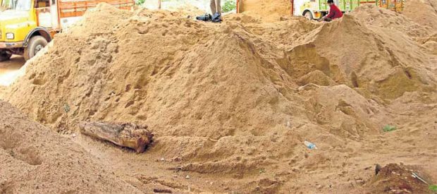 Illegal Sand Mining; ಮರಳು ಅಕ್ರಮ ಸಾಗಾಟ ದಂಧೆ; ಕಡಿವಾಣ ಹಾಕಲು ಅಧಿಕಾರಿಗಳು ವಿಫಲ