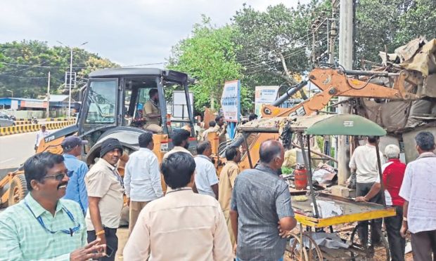 Roadside shop: ಪೊಲೀಸ್‌ ಭದ್ರತೆಯಲ್ಲಿ ರಸ್ತೆ ಬದಿ ಅಂಗಡಿಗಳ ತೆರವು