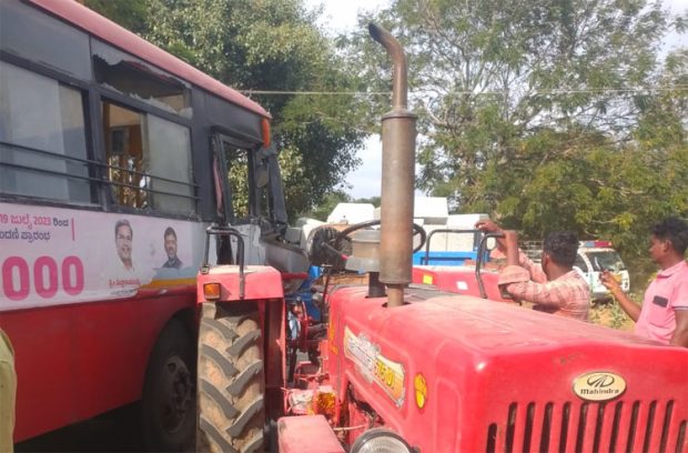 Road Mishap; ಟ್ರ್ಯಾಕ್ಟರ್- ಬಸ್ ಢಿಕ್ಕಿ; ಚಾಲಕನಿಗೆ ಗಾಯ