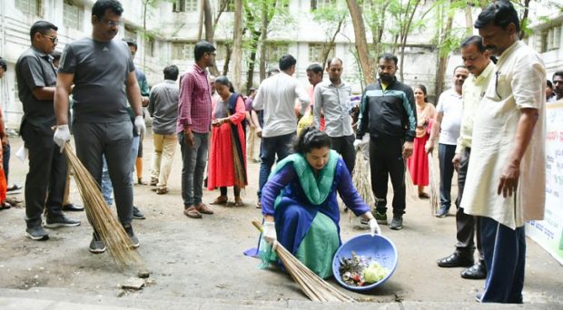 Kalabauragi; ಶ್ರಮದಾನ: ಕಾರಿಡಾರ್ ಸುತ್ತಾಡಿ ಕಸಗುಡಿಸಿದ ಡಿ.ಸಿ ಬಿ.ಫೌಜಿಯಾ ತರನ್ನುಮ್