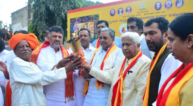 Karnataka Sambhrama 50: ಕನ್ನಡ ಜ್ಯೋತಿಗೆ ಮುಖ್ಯಮಂತ್ರಿ ಸಿದ್ದರಾಮಯ್ಯರಿಂದ ಭವ್ಯ ಸ್ವಾಗತ