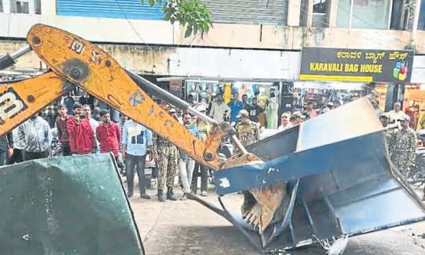 Bangalore: ವ್ಯಾಪಾರಿಗಳ ಕಣ್ಣೀರು ನಡುವೆ ತೆರವು ಕಾರ್ಯಾಚರಣೆ