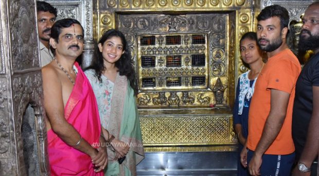 Famous film actress Sai Pallavi visited udupi Krishna Mutt