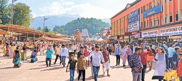 Temple, ಪ್ರವಾಸಿ ಕೇಂದ್ರಗಳಲ್ಲಿ ಕಿಕ್ಕಿರಿದ ಪ್ರವಾಸಿಗರು; ಸಾಲು ರಜೆ, ಹೆಚ್ಚಿನ ಶುಭ ಸಮಾರಂಭ