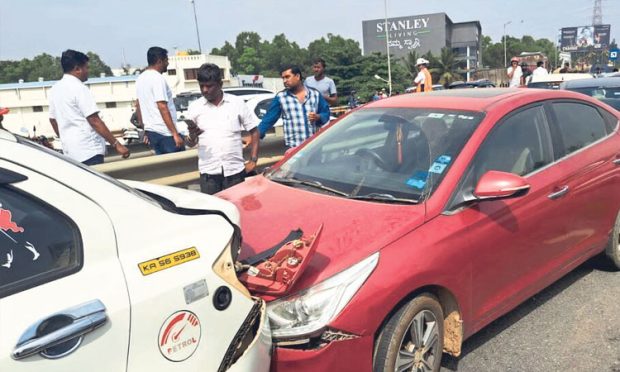 Road mishap: ಏರ್‌ಪೋರ್ಟ್‌ ರಸ್ತೆಯಲ್ಲಿ ಸರಣಿ ಅಪಘಾತ: 7 ಕಾರುಗಳು ಜಖಂ