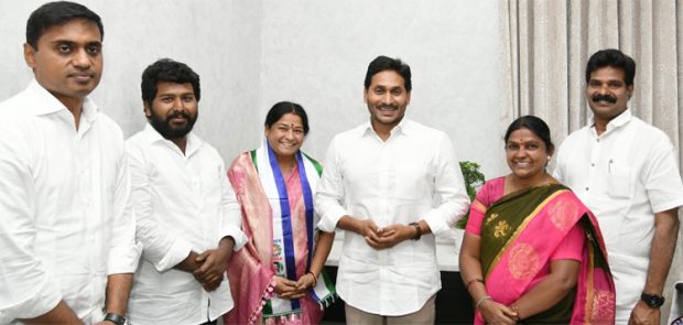 YSR ಕಾಂಗ್ರೆಸ್‌ ಪಕ್ಷ ಸೇರಿದ ಮಾಜಿ ಸಂಸದೆ ಜೆ.ಶಾಂತಾ