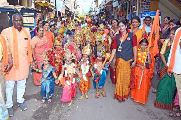 Ayodhya Ram Mandir; ಛದ್ಮ ವೇಷಧಾರಿಗಳಾಗಿ ಗಮನ ಸೆಳೆದ ಪುಟಾಣಿ ಮಕ್ಕಳು