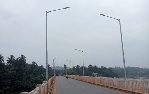 Bridge; ಜಾತ್ರಾ ಸಮಯದ್ದಲ್ಲಾದರೂ ತೀರ್ಥಹಳ್ಳಿ ತುಂಗಾ ಸೇತುವೆಗೆ ವಿದ್ಯುತ್ ಭಾಗ್ಯ ಸಿಗಲಿ