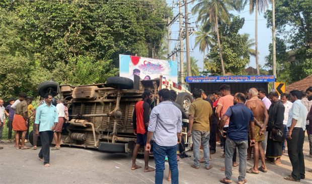 Road Mishap; ಚಂದಳಿಕೆ: ಟಿಟಿ ವಾಹನ ಪಲ್ಟಿ, ಆರು ಮಂದಿಗೆ ಗಾಯ