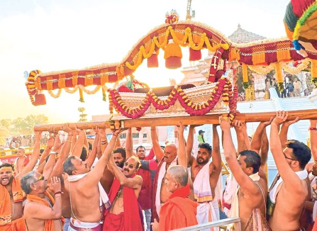 Ayodhya Ram Mandir; ಸ್ವರ್ಣ ಅಟ್ಟೆ ಪ್ರಭಾವಳಿ, ರಜತ ಪಲ್ಲಕ್ಕಿ ಸಮರ್ಪಣೆ