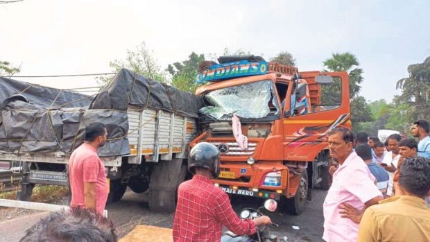 Road Mishap; ಯಡ್ತಾಡಿ: ಟ್ರಕ್‌ ಮುಖಾಮುಖಿ ಢಿಕ್ಕಿ; ಸಂಚಾರ ಅಸ್ತವ್ಯಸ್ತ