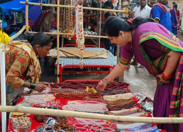 Sirsi ಜಾತ್ರೆಯಲ್ಲಿ ಸರ ಖರೀದಿಸಿದ ಕಾಂಗ್ರೆಸ್‌ ಅಭ್ಯರ್ಥಿ ಅಂಜಲಿ ನಿಂಬಾಳ್ಕರ್‌