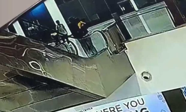 Tragic: Escalators ಅವಾಂತರ-ತಂದೆಯ ಹೆಗಲ ಮೇಲಿದ್ದ ಕಂದಮ್ಮ ಜಾರಿಬಿದ್ದು ಮೃತ್ಯು