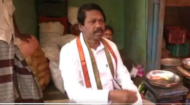 Tiruchirappalli; A Padma Shri awardee is canvassing for votes by selling vegetables