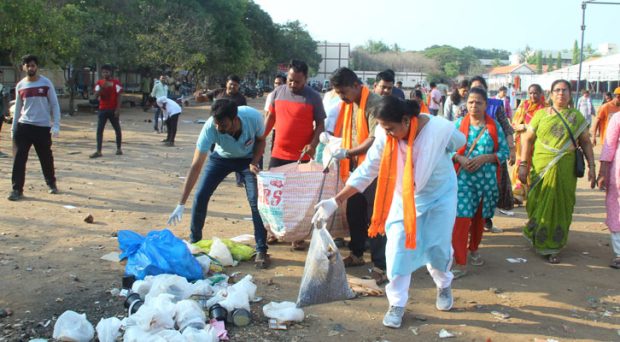 Davanagere; ಸಮಾವೇಶ ನಡೆದ ಮೈದಾನ ಸ್ವಚ್ಛಗೊಳಿಸಿದ ಗಾಯಿತ್ರಿ ಸಿದ್ದೇಶ್ವರ