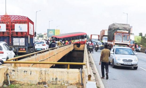 Flyover ಮಧ್ಯೆ ಸಿಲುಕಿ ನೇತಾಡಿದ ಕೆಎಸ್ಸಾರ್ಟಿಸಿ ಬಸ್‌