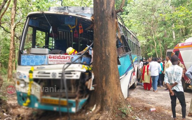 Mandagadde; ಓವರ್ ಟೆಕ್ ಮಾಡಲು ಹೋಗಿ ಮರಕ್ಕೆ ಡಿಕ್ಕಿ ಹೊಡೆದ ಬಸ್ ; ಹಲವರಿಗೆ ಗಾಯ !