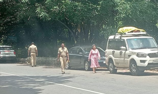 ಆಗುಂಬೆ ಘಾಟಿಯಲ್ಲಿ ಪಾರ್ಕಿಂಗ್ ನಿಷೇಧ ಎಂಬ ನಾಮ ಫಲಕ ಎದುರೇ ವಾಹನ ಪಾರ್ಕಿಂಗ್ – ಪೊಲೀಸರು ಮೌನ