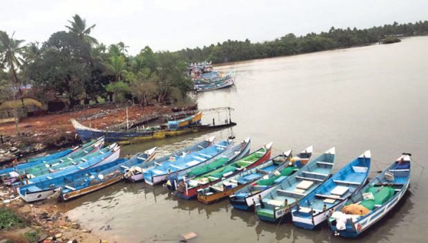 ನಾಡದೋಣಿ ಮೀನುಗಾರರ ಕೈಹಿಡಿದ ಕೈಗಾರಿಕಾ ಸೀಮೆ ಎಣ್ಣೆ