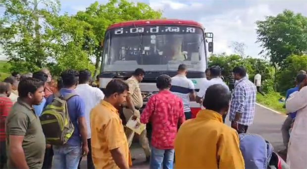 Road Mishap; ಕೆ‌ಎಸ್‌ಆರ್‌ಟಿಸಿ‌ ಬಸ್- ಬೈಕ್ ಮುಖಾಮುಖಿ ಢಿಕ್ಕಿ ; ಸವಾರ ಮೃತ್ಯುRoad Mishap; ಕೆ‌ಎಸ್‌ಆರ್‌ಟಿಸಿ‌ ಬಸ್- ಬೈಕ್ ಮುಖಾಮುಖಿ ಢಿಕ್ಕಿ ; ಸವಾರ ಮೃತ್ಯು