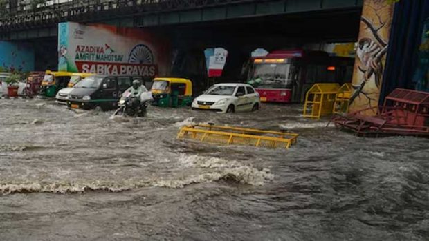 Delhi: 88 ವರ್ಷದ ಬಳಿಕ ದಾಖಲೆಯ ಧಾರಾಕಾರ ಮಳೆಗೆ ನಲುಗಿದ ದೆಹಲಿ, ಜನರ ಪರದಾಟ!