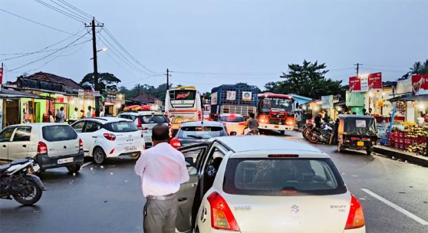 Kottigehara ವಾಹನಗಳ ಅಡ್ಡಾದಿಡ್ಡಿ ಪಾರ್ಕಿಂಗ್‌: ಪ್ರಯಾಣಿಕರಿಗೆ ತೊಂದರೆ