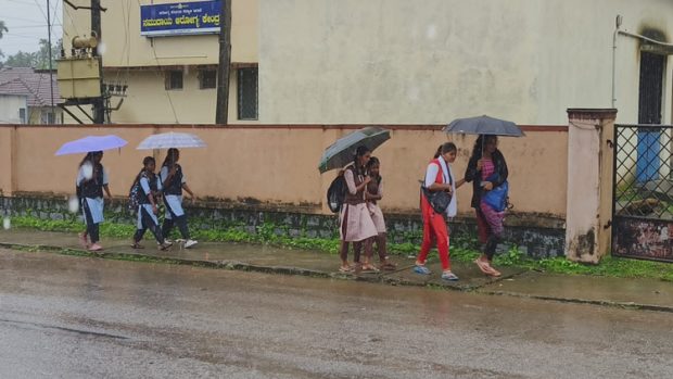 Heavy Rain: ಕಳಸ ತಾಲೂಕಿನ ಶಾಲೆಗಳಿಗೆ ರಜೆ… ಶಾಲೆಗೆ ಹೋಗಿ ವಾಪಸ್ಸಾದ ವಿದ್ಯಾರ್ಥಿಗಳು