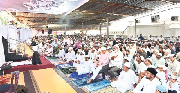 mಕರಾವಳಿಯಲ್ಲಿ ಸಂಭ್ರಮದ ಬಕ್ರೀದ್‌ ಆಚರಣೆ; ಮಸೀದಿಗಳಲ್ಲಿ ಪ್ರಾರ್ಥನೆ