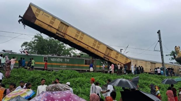 Train Mishap: ಕಾಂಚನಜುಂಗಾ ಎಕ್ಸ್‌ಪ್ರೆಸ್‌ಗೆ ಡಿಕ್ಕಿ ಹೊಡೆದ ಗೂಡ್ಸ್ ರೈಲು, ಹಲವರಿಗೆ ಗಾಯ