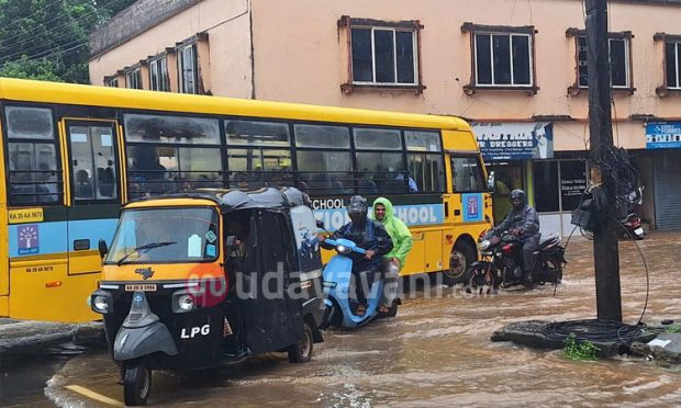 Udupi: ಮಳೆಯ ನೆರೆಯಲ್ಲೇ ಕಷ್ಟದಿಂದ ಶಾಲೆಗೆ ತೆರಳಿದ ಮಕ್ಕಳು