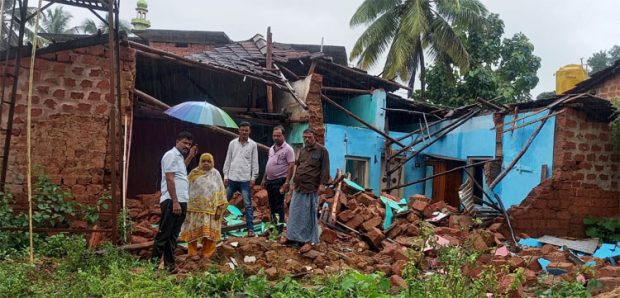 Heavy rain ಮನೆಯ ಮೇಲ್ಛಾವಣಿ ಕುಸಿತ; ಅಪಾಯದಿಂದ ಪಾರಾದ ಕುಟುಂಬ