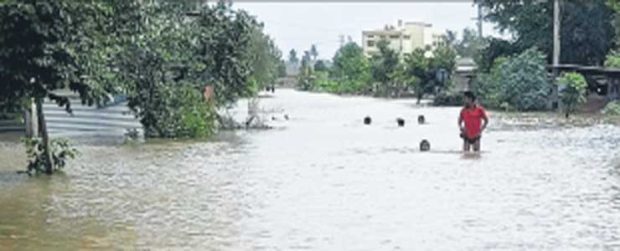 ಮುಧೋಳ: ಸ್ಥಳಾಂತರವಾಗುವ ಮನಸ್ಸಿದೆ, ಮಾರ್ಗವಿಲ್ಲ!