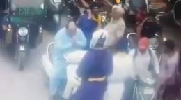 Ludhiana; Shiv Sena leader attacked by Nihang Sikhs in the middle of the day. Video
