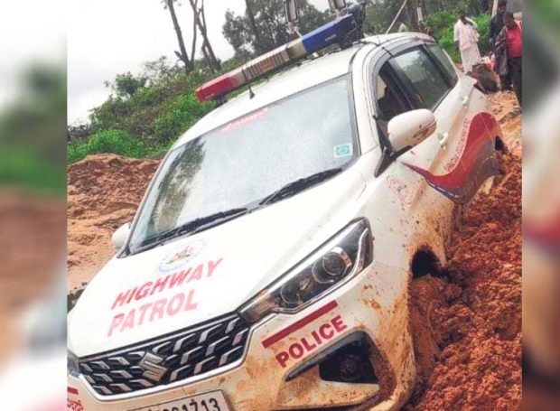 Uppinangady ಗುಡ್ಡ ಜರಿತಕ್ಕೆ ಹೂತು ಹೋದ ಪೊಲೀಸ್‌ ವಾಹನ